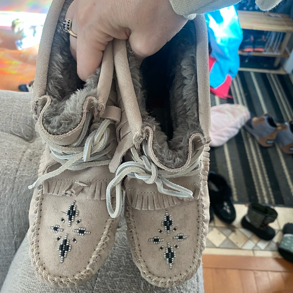 Manitobah mukluks Beaded Grey Moccasin